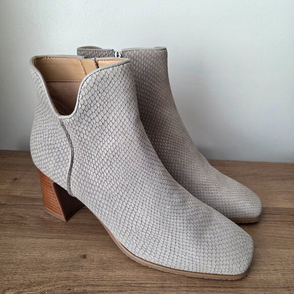 EUC LIKE NEW NYDJ CASSEY LEATHER STACKED HEELS SNAKESKIN TEXTURE BOOTS SIZE 10 - Picture 1 of 16